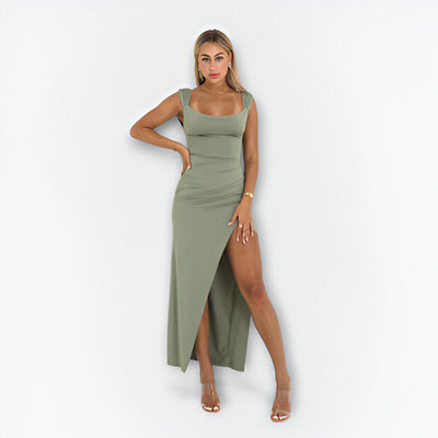 Elegant long dress with a straight neckline, sleeveless and high slit