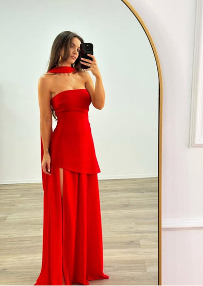 Strapless dress with elegant design and flowing double skirt