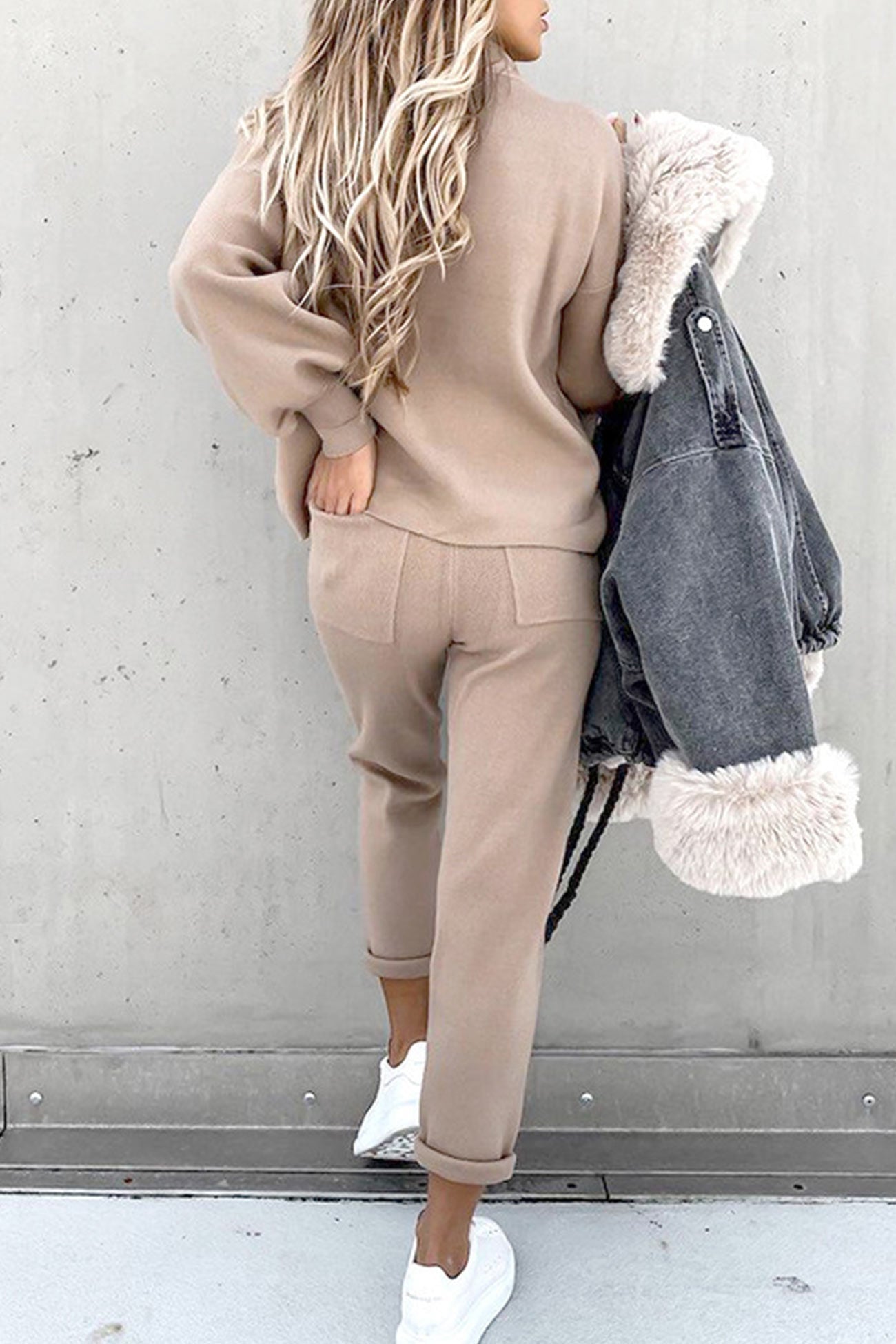 Elegant set with voluminous sleeves and high neck: comfort and elegance