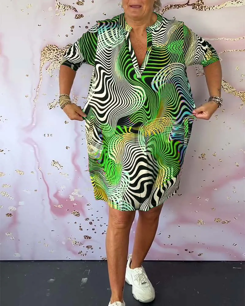 Modern dress with a V-neckline and knee-length cut, ideal for everyday use