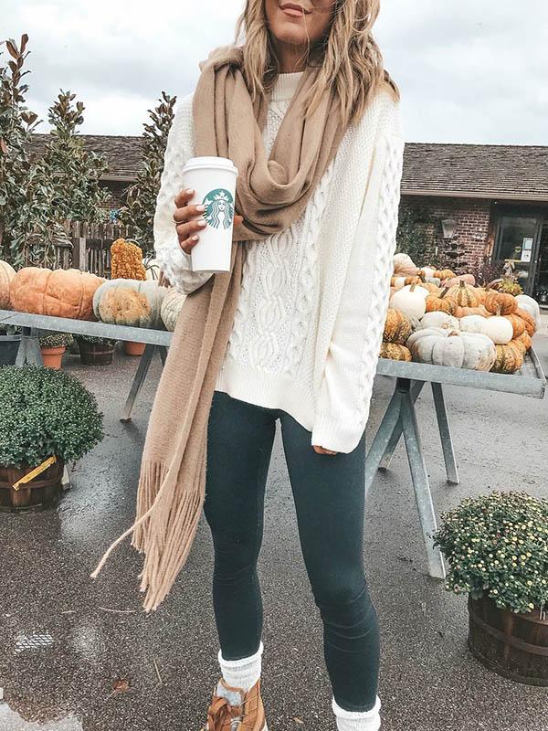 Long-sleeved white knit sweater for an elegant look