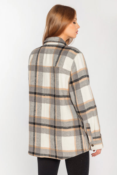 Checkered shirt jacket: comfort and style in one look