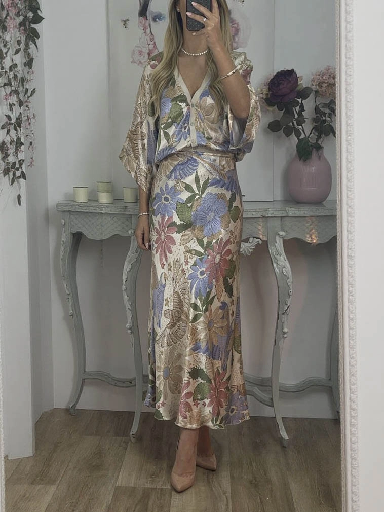 Elegant midi dress with partial buttons and wide sleeves in a floral design