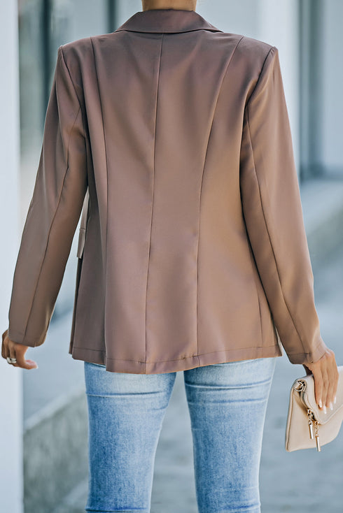 Versatile brown double-breasted coat with pockets for any season
