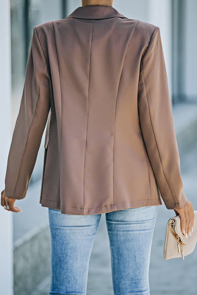 Versatile brown double-breasted coat with pockets for any season