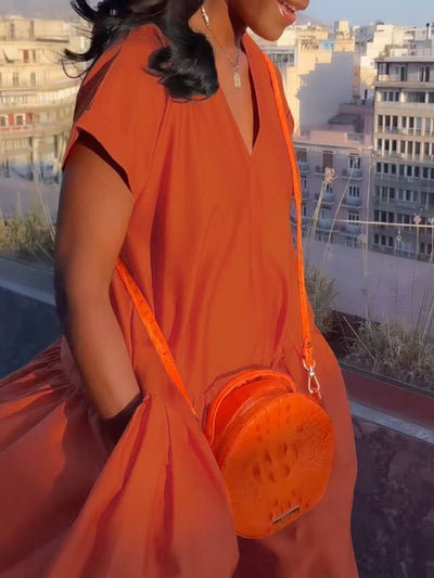 Long flowing dress with V-neckline, pleats and side pockets