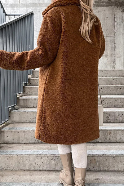 Warm women's coat with a large collar and lapels, long sleeves, ideal for cold days