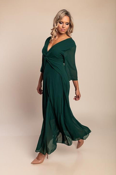 Elegant long dress with a V-neckline and sophisticated design