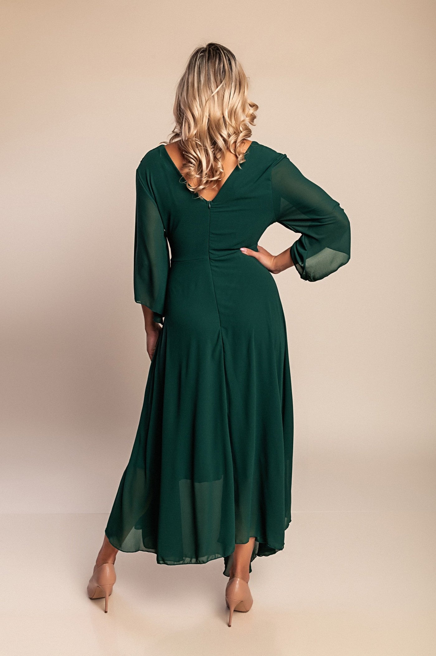 Elegant long dress with a V-neckline and sophisticated design