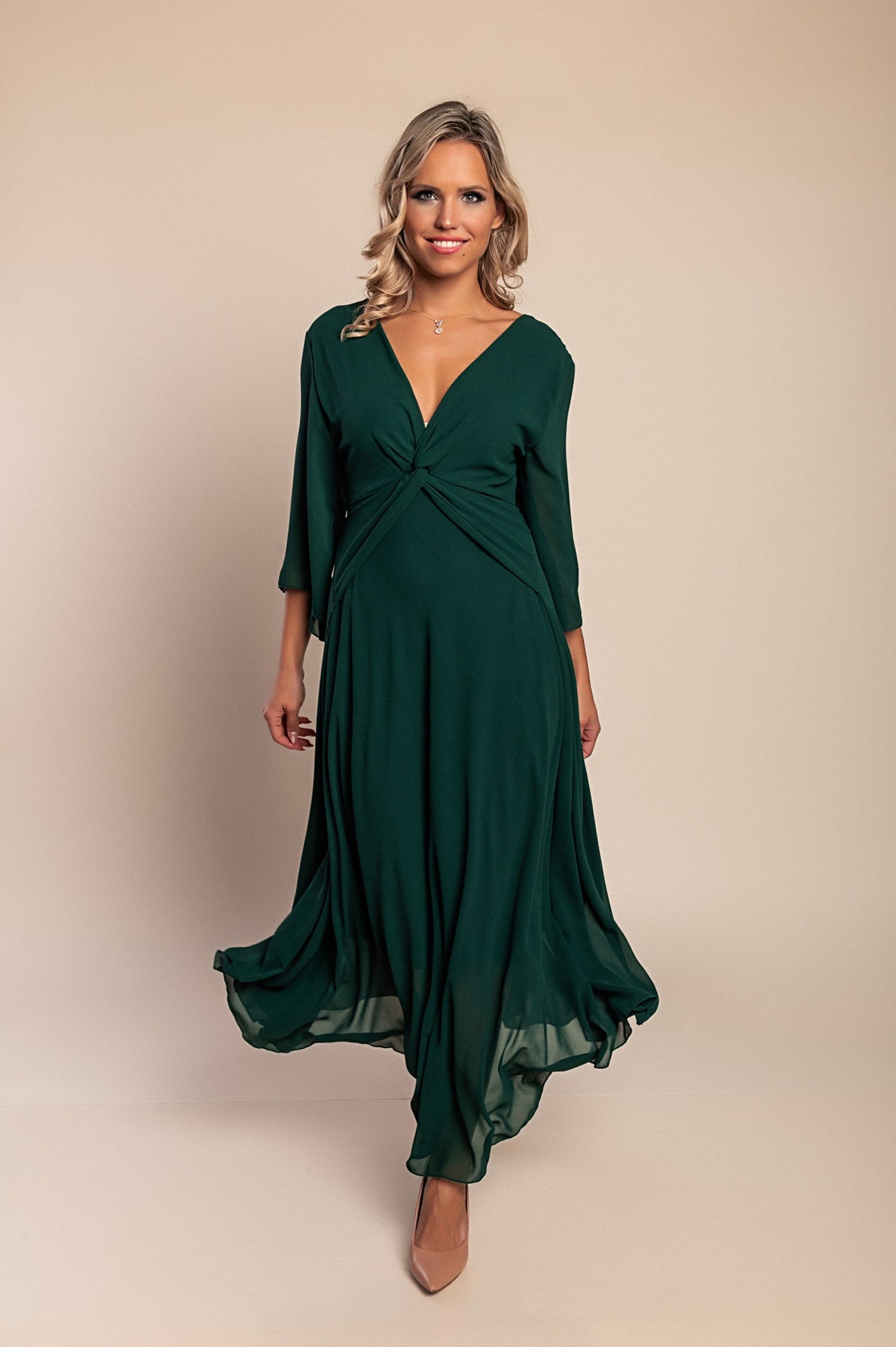 Elegant long dress with a V-neckline and sophisticated design