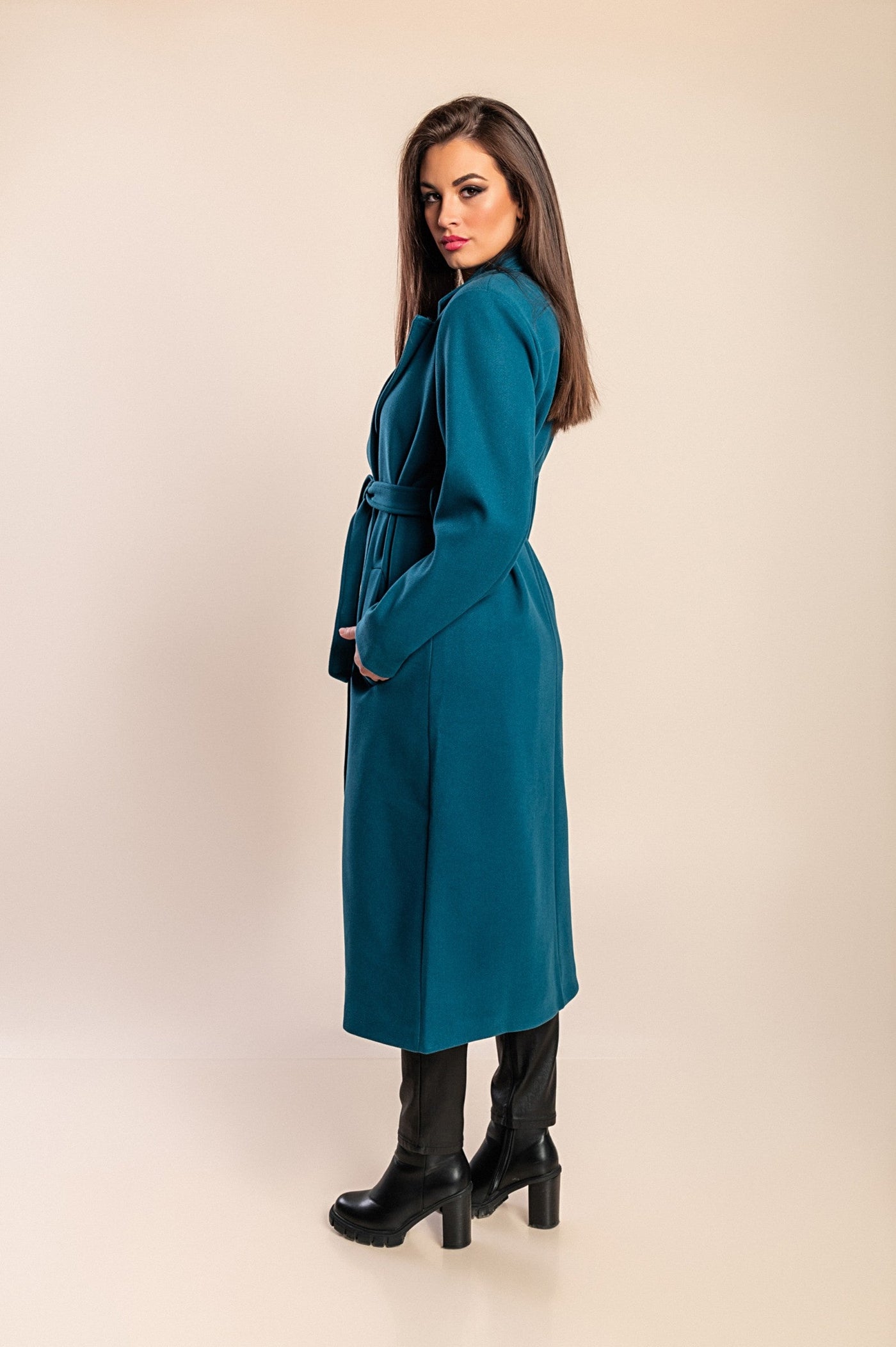 Elegant women's long coat with button closure and sophisticated design
