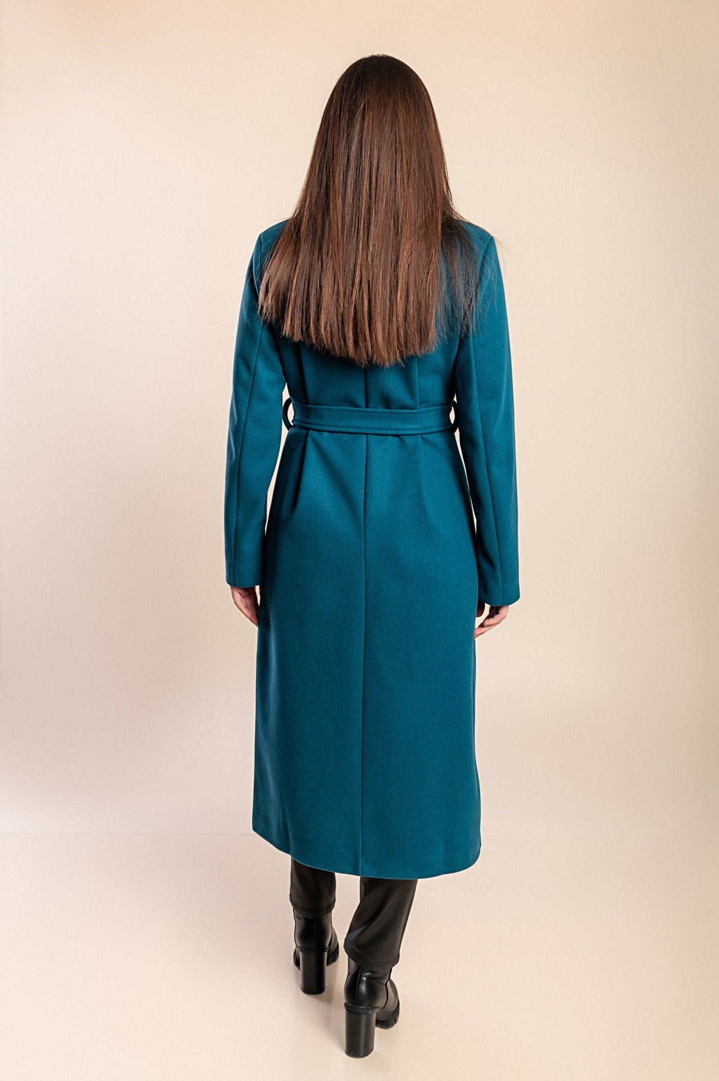 Elegant women's long coat with button closure and sophisticated design