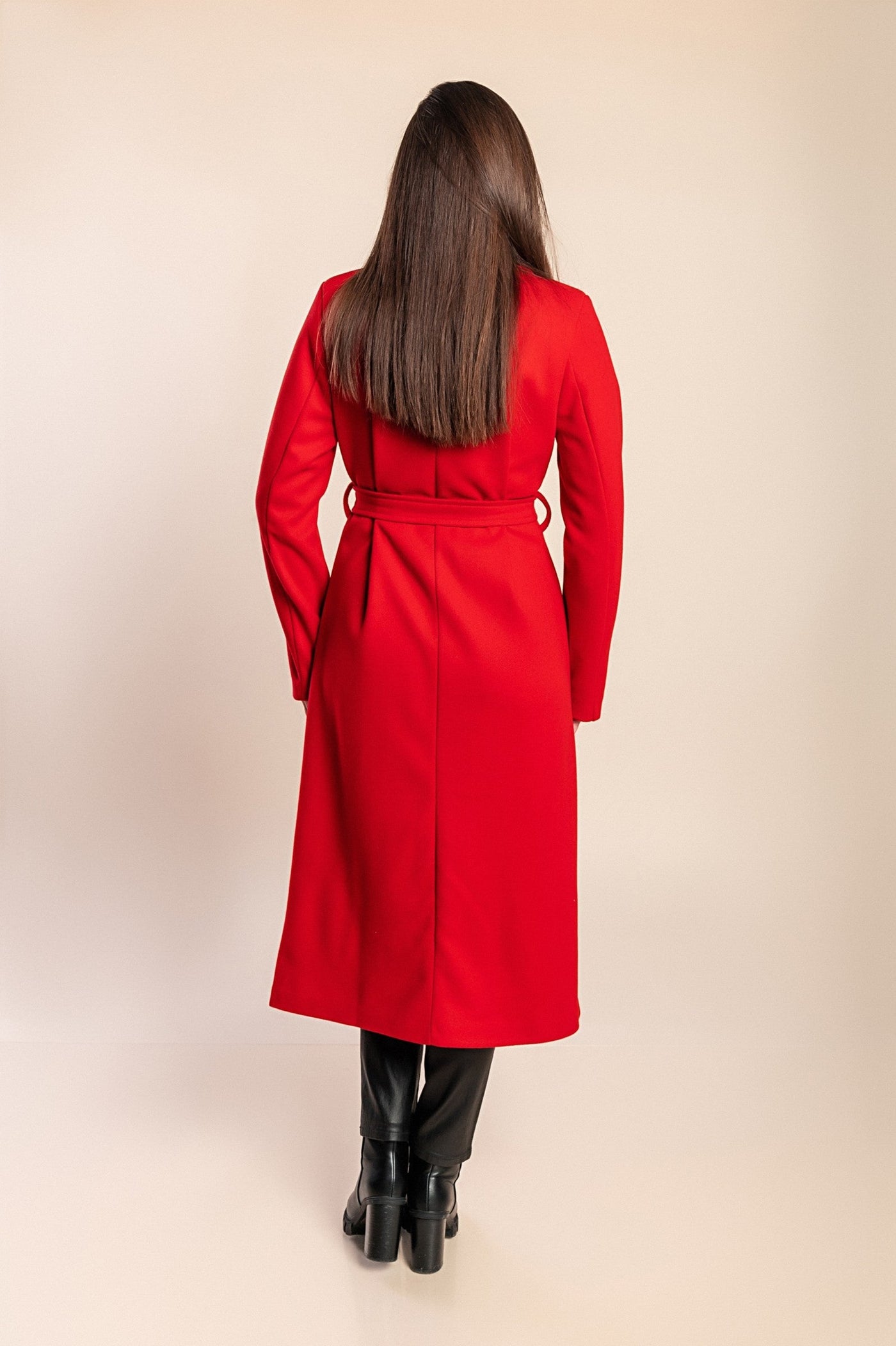 Elegant women's long coat with button closure and sophisticated design