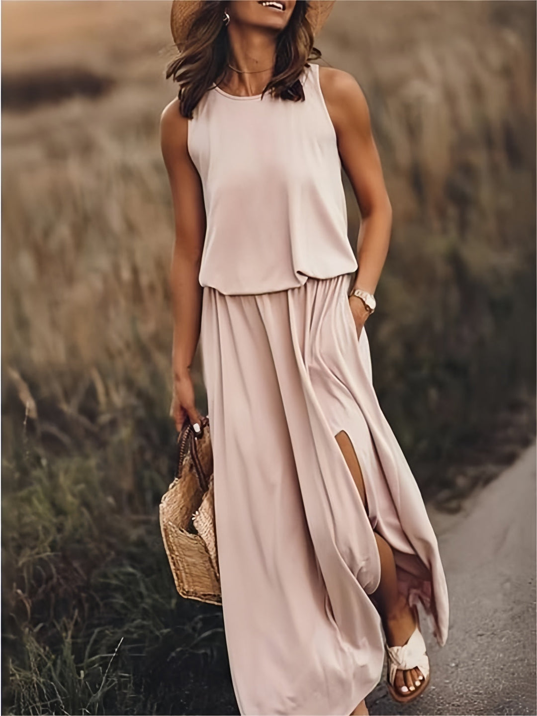 Elegant long dress for women with sophisticated design