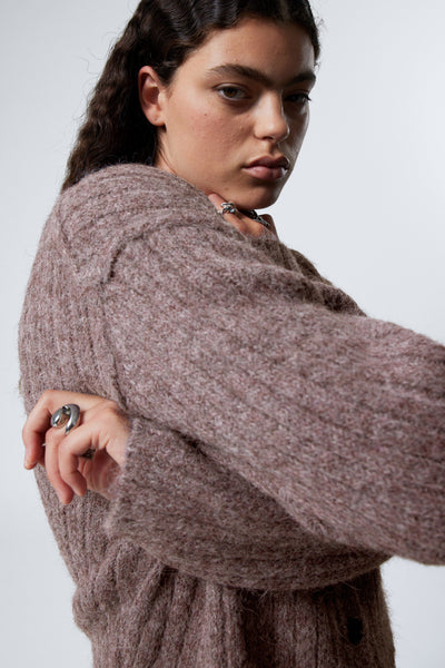 Loose Fit Cardigan – Versatile and Modern Garment