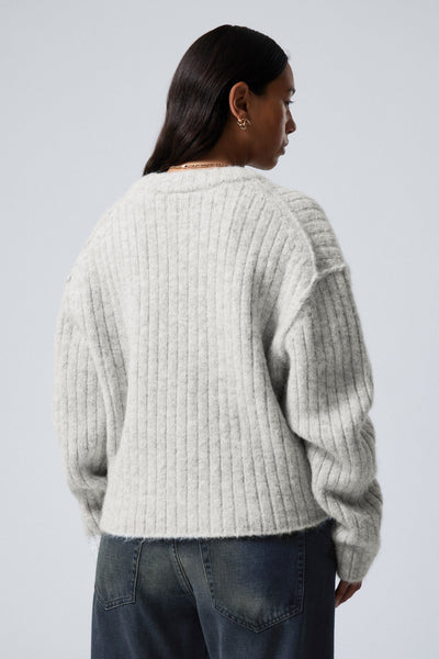 Loose Fit Cardigan – Versatile and Modern Garment