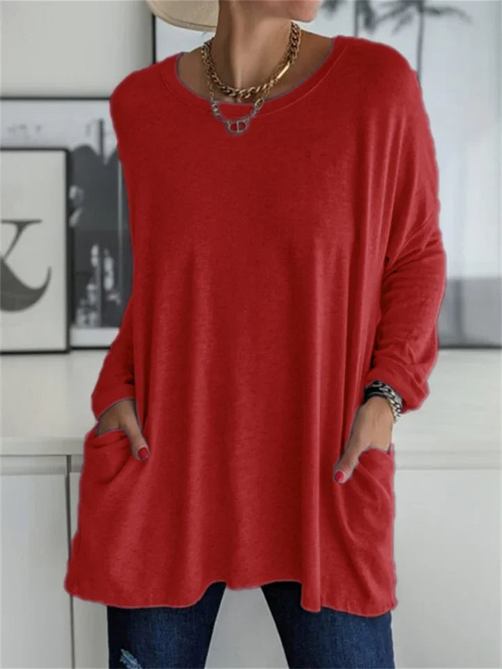 Comfortable women's T-shirt with pockets and a loose fit