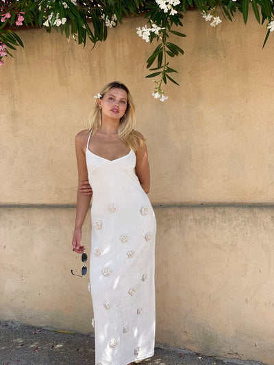 Elegant long dress with straps and refined style