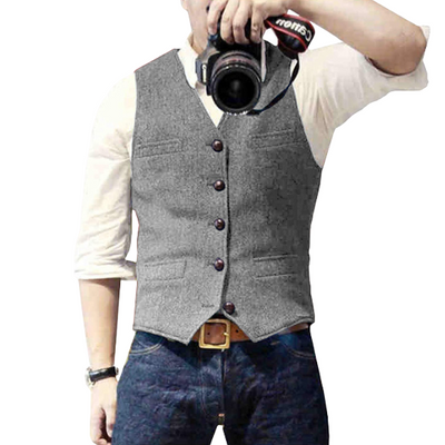 Elegant cardigan with buttons and pockets