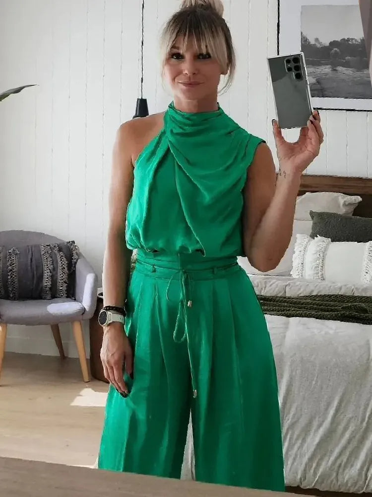 Lena - Elegant sleeveless high-neck suit