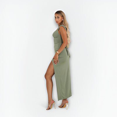 Elegant long dress with a straight neckline, sleeveless and high slit