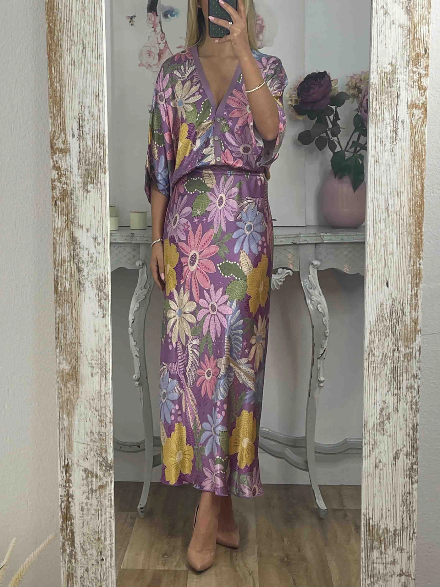 Elegant midi dress with partial buttons and wide sleeves in a floral design