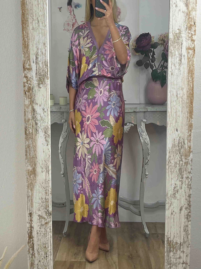 Elegant midi dress with partial buttons and wide sleeves in a floral design