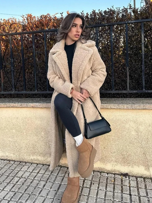 Long women's jacket ideal for autumn with a cozy design
