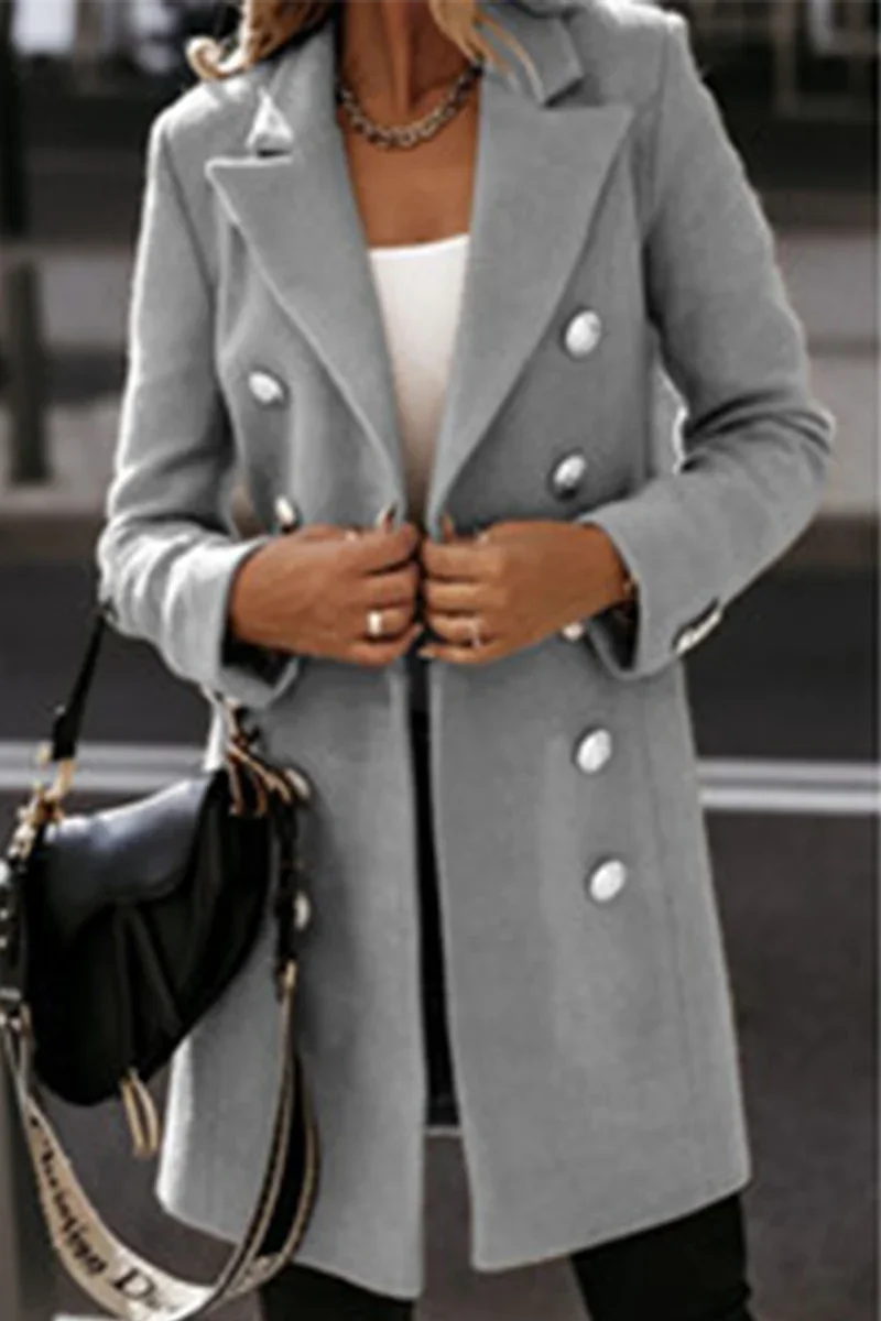 Elegant coat with buttons and a turn-down collar: sophisticated chic