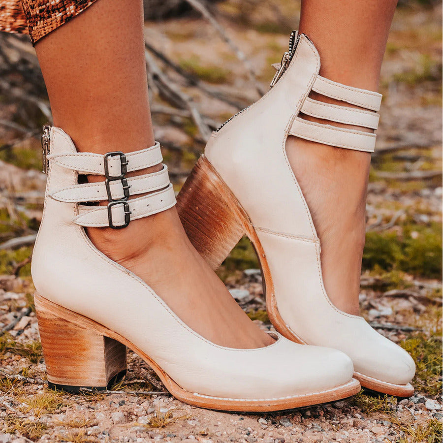 Retro-style heeled shoes with elegant design