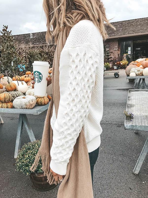 Long-sleeved white knit sweater for an elegant look