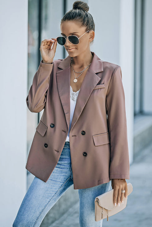 Versatile brown double-breasted coat with pockets for any season