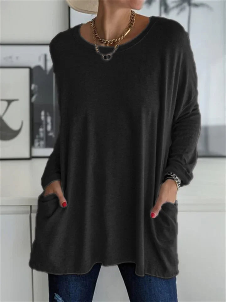 Comfortable women's T-shirt with pockets and a loose fit