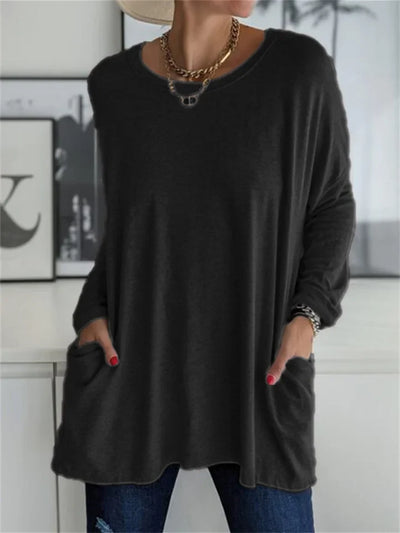 Comfortable women's T-shirt with pockets and a loose fit