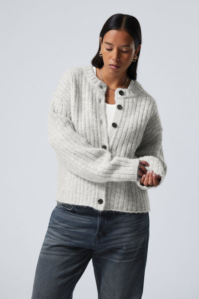 Loose Fit Cardigan – Versatile and Modern Garment