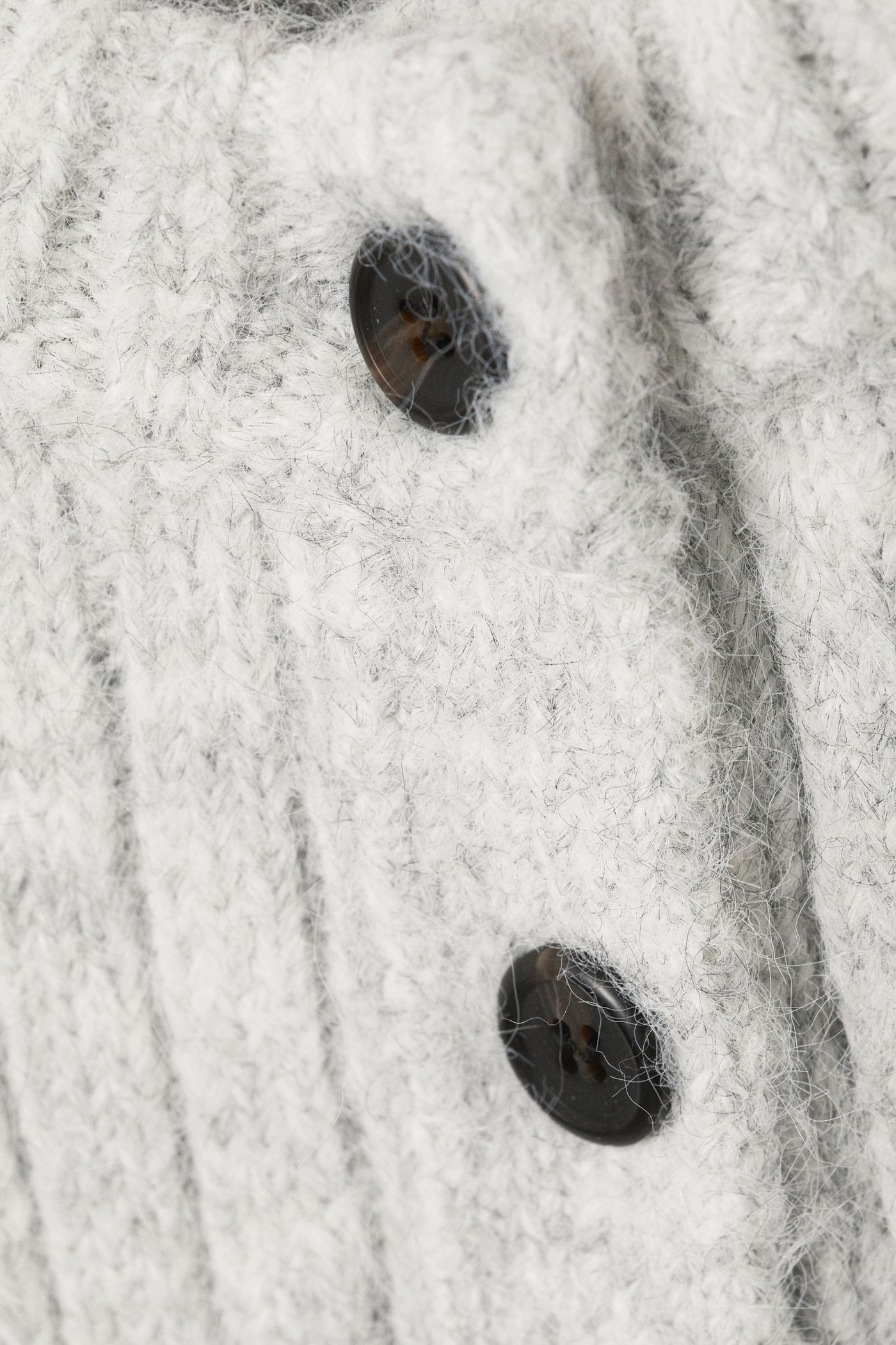 Loose Fit Cardigan – Versatile and Modern Garment