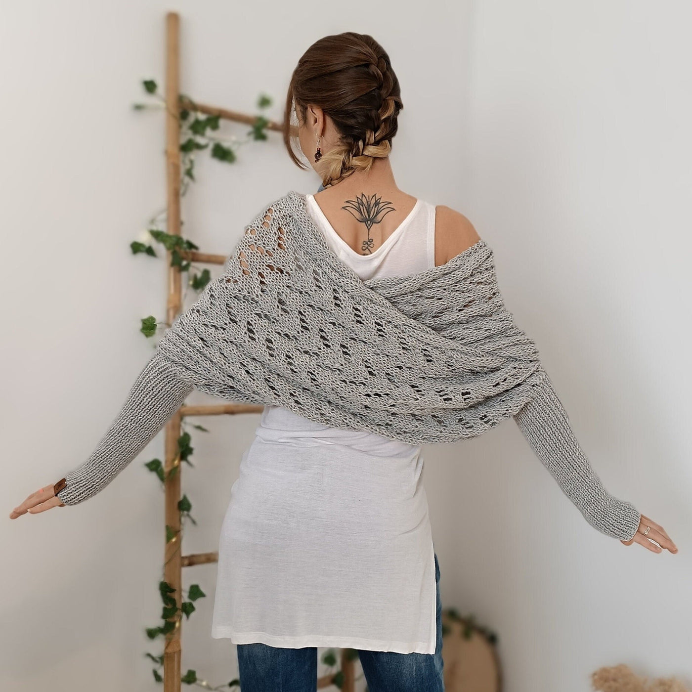 Fia - Warm scarf with ponytail sleeves