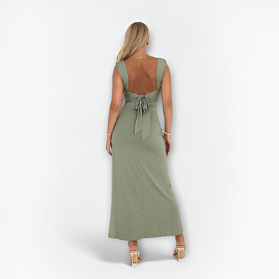 Elegant long dress with a straight neckline, sleeveless and high slit
