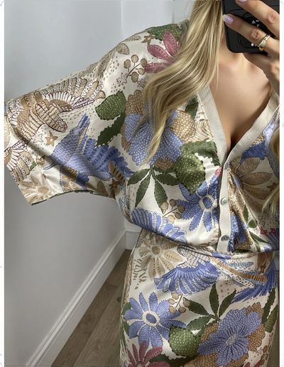 Elegant midi dress with partial buttons and wide sleeves in a floral design