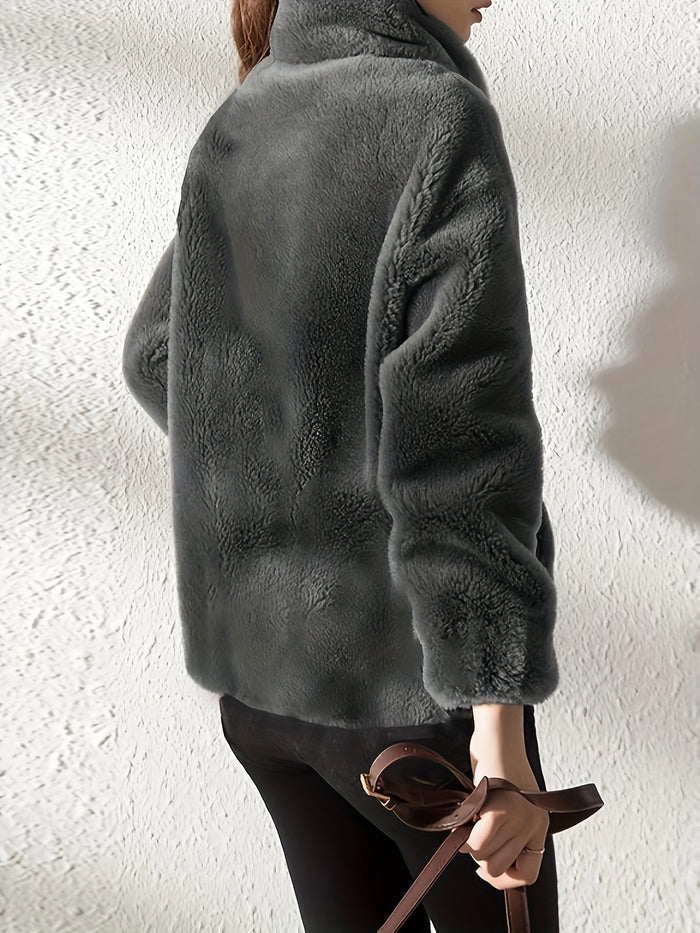 Warm teddy coat with long sleeves and zipper: comfort and convenience