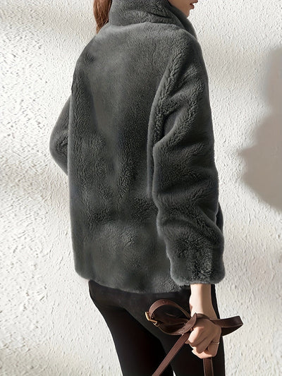 Warm teddy coat with long sleeves and zipper: comfort and convenience