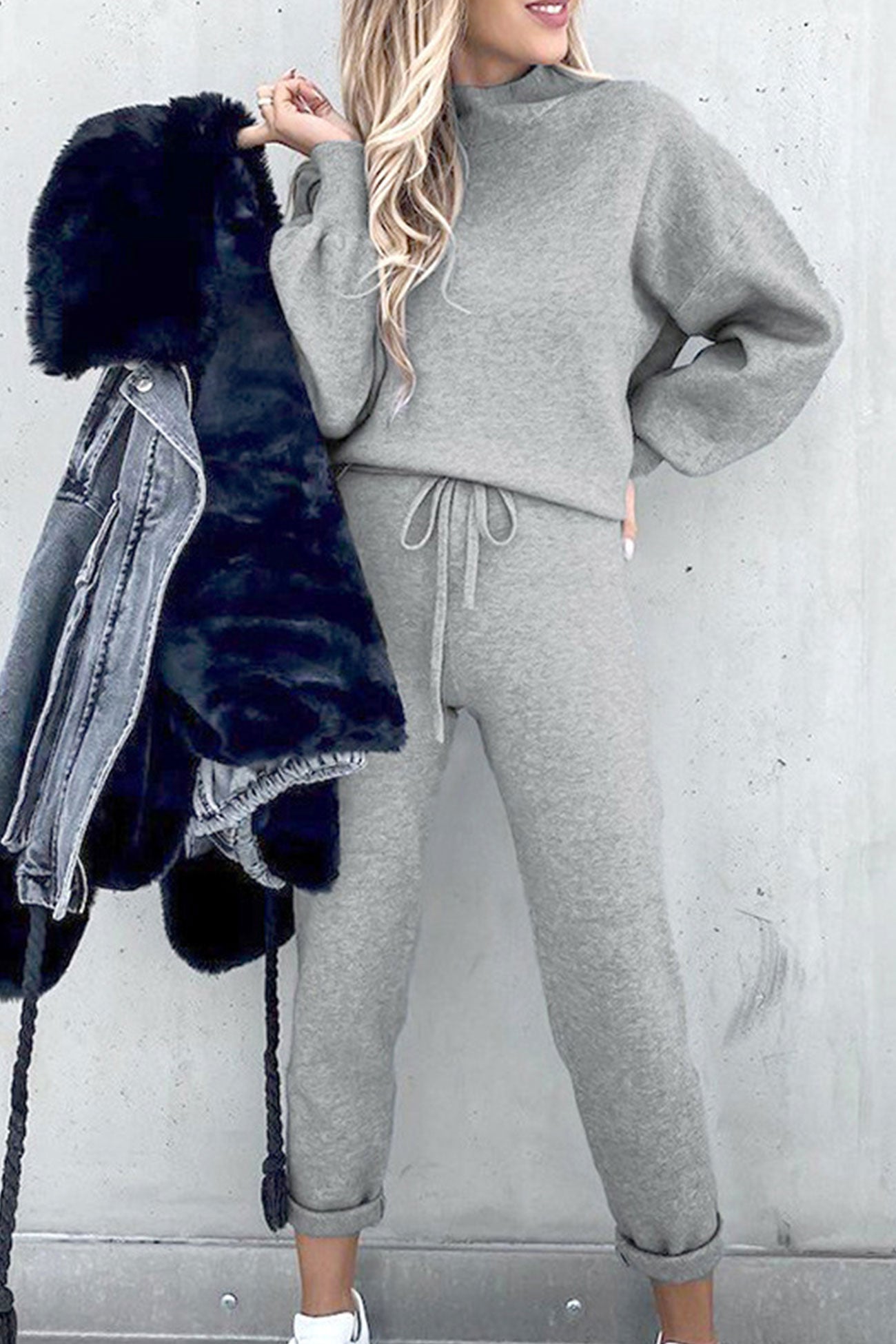 Elegant set with voluminous sleeves and high neck: comfort and elegance