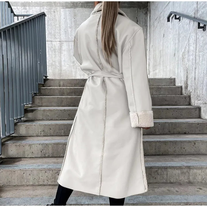 Insulated knee-length coat: ideal for winter days