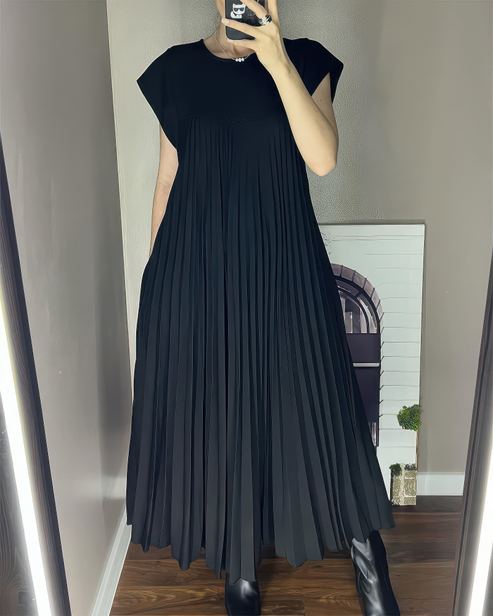 Long pleated dress with short sleeves and elegant design