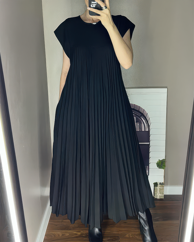 Long pleated dress with short sleeves and elegant design