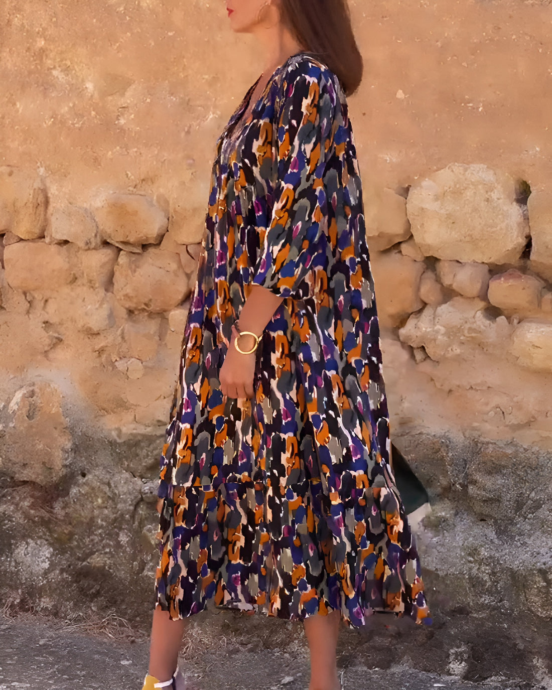 Midi dress with a V-neck and elegant retro print