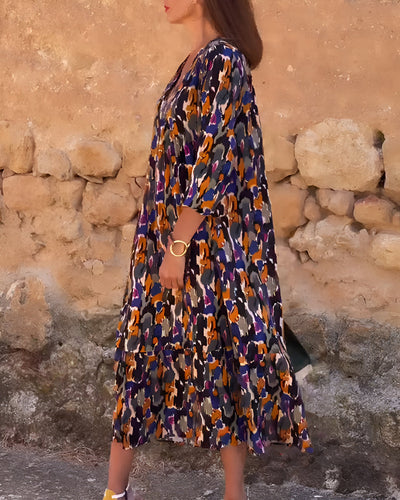 Midi dress with a V-neck and elegant retro print