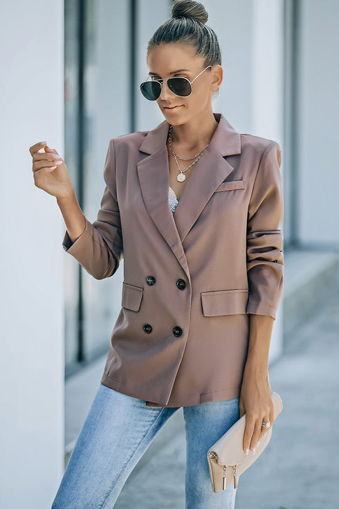 Versatile brown double-breasted coat with pockets for any season