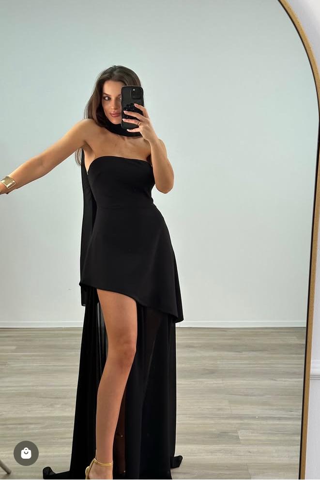 Strapless dress with elegant design and flowing double skirt