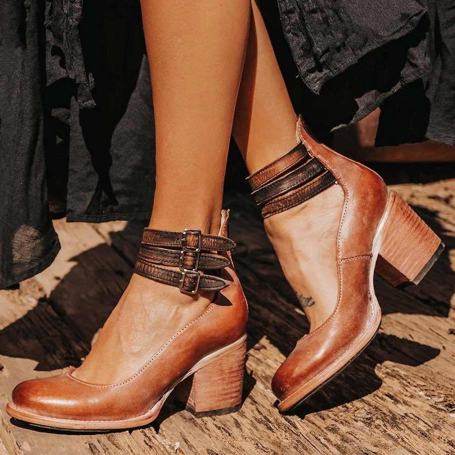 Retro-style heeled shoes with elegant design